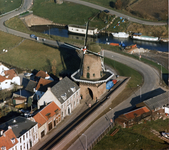 843274 Luchtfoto van de stellingkorenmolen 'Rijn en Lek' (Dijkstraat 29) te Wijk bij Duurstede, uit het zuidwesten. Met ...